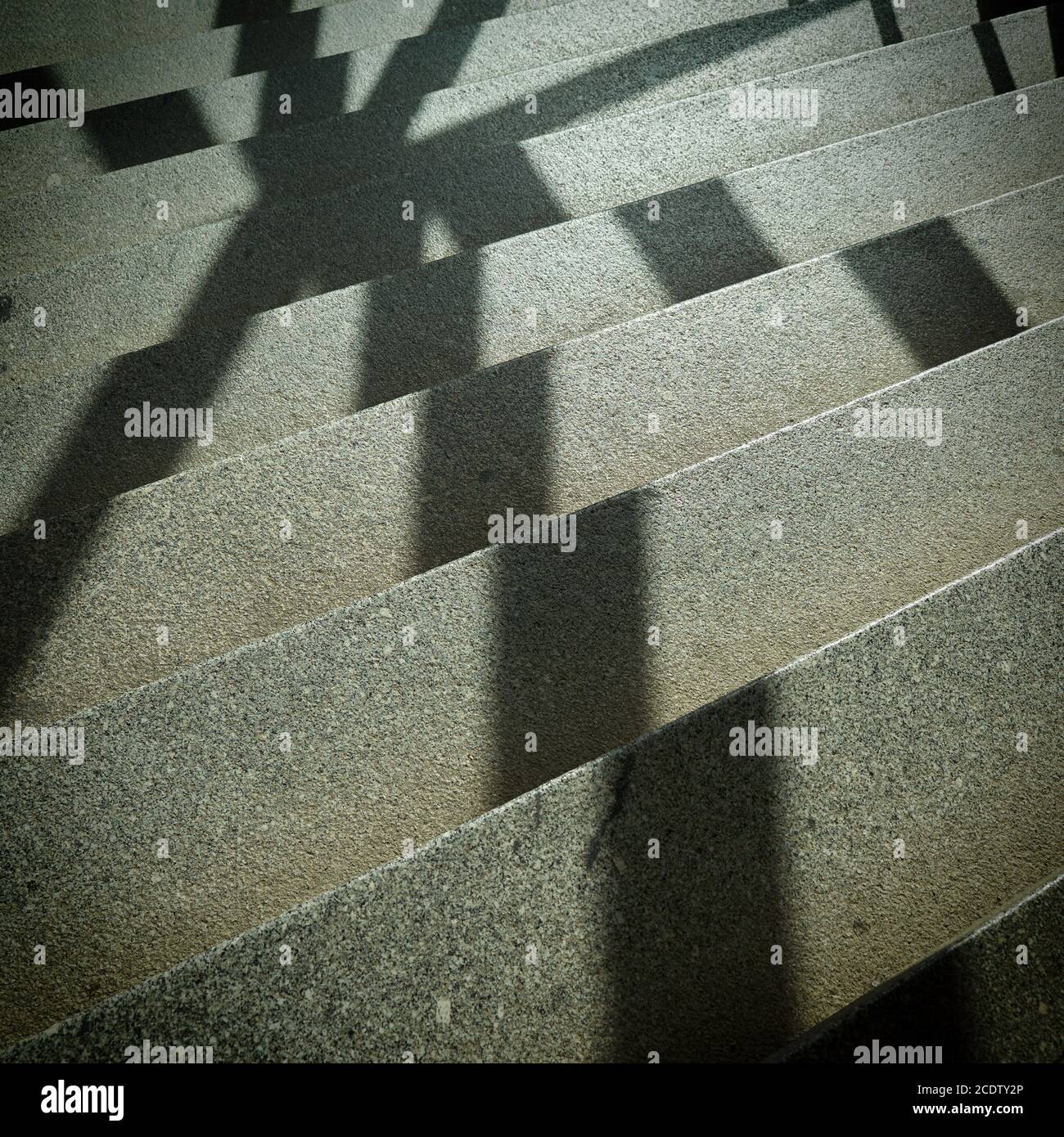 Ombre d'une grille de fenêtre sur les escaliers dans un escalier Banque D'Images