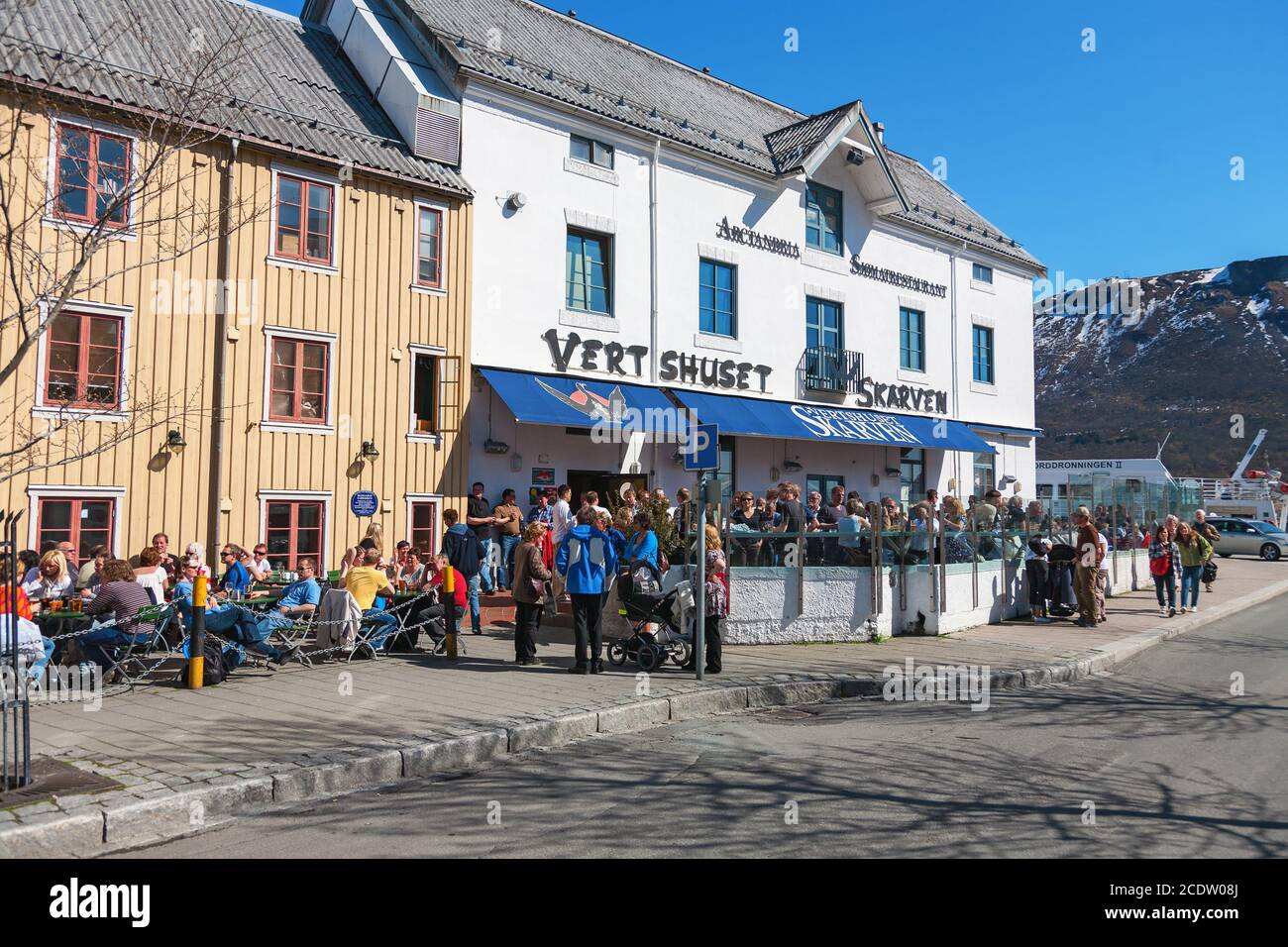 Ancien restaurant Skarven à Tromso, Norvège. Un jour de début de printemps avec de nombreux visiteurs. Banque D'Images