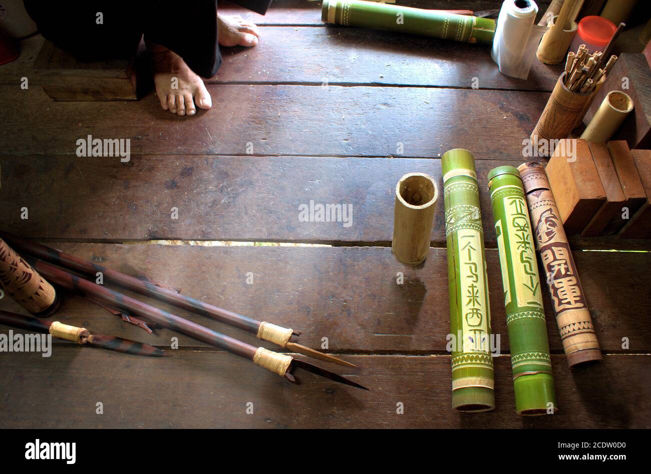 Fabrication de quiver en bambou orné pour les fléchettes de wompipe sur Bornéo Banque D'Images