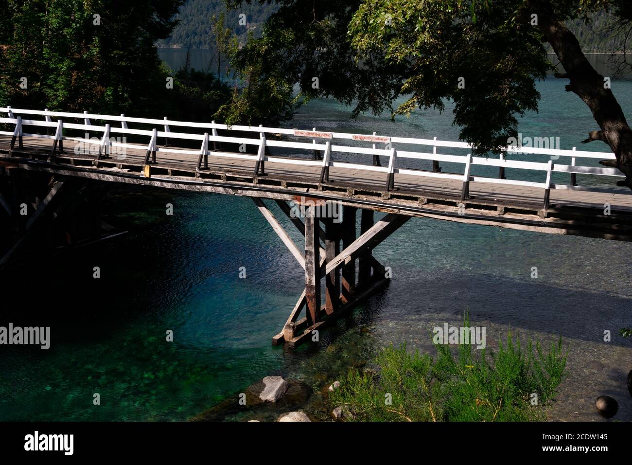 Villa la Angostura, Argentine. 10 février 2020. Vue sur le vieux pont au-dessus de la rivière Correntoso (Rio Correntoso) Banque D'Images