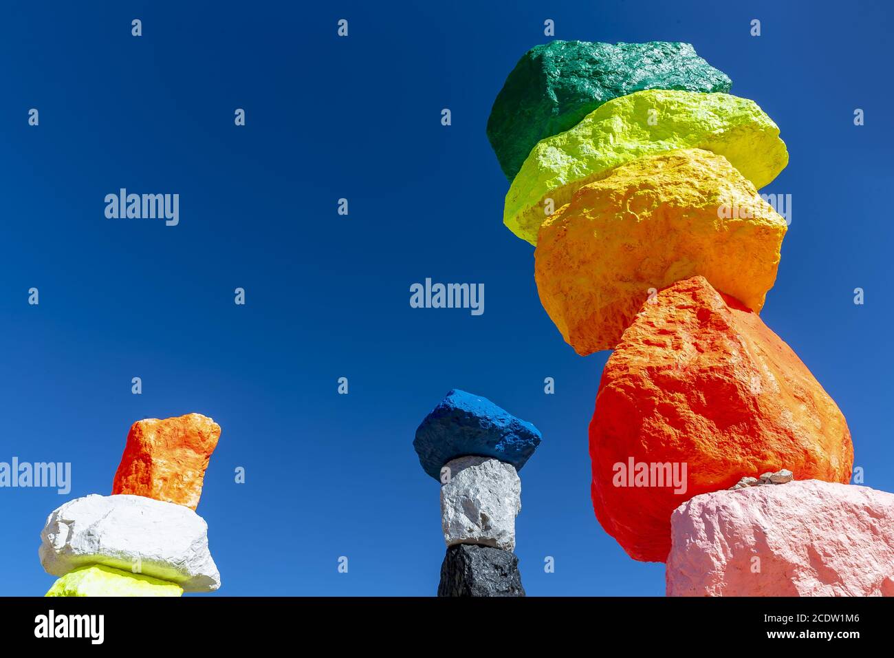 La sculpture de Seven Magic Mountains ajoute un Splash of Color au désert Près de Las Vegas Banque D'Images
