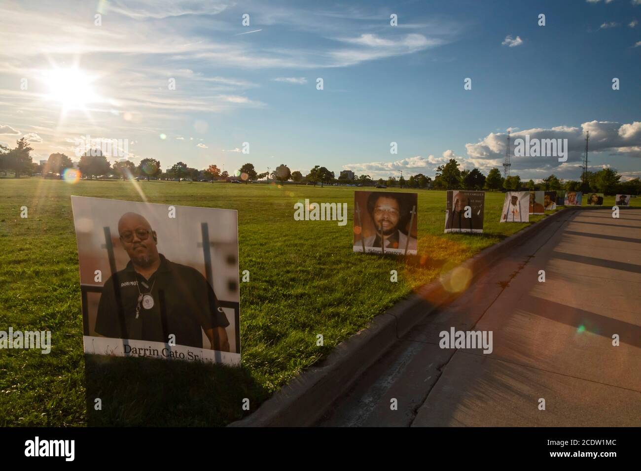 Detroit, Michigan, États-Unis. 29 août 2020. Des portraits de résidents de Detroit morts de Covid-19 bordaient les routes du parc national de Belle Isle comme un mémorial à l'échelle de la ville. Les près de 900 portraits représentent les 1,500 Detroiters qui sont morts du virus jusqu'en août 18. Crédit : Jim West/Alay Live News Banque D'Images