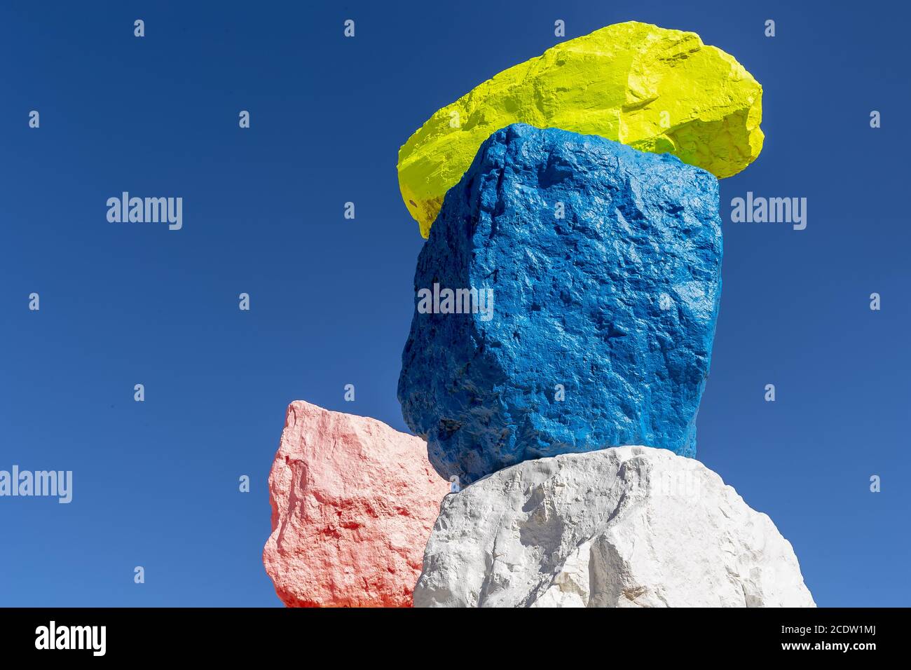 La sculpture de Seven Magic Mountains ajoute un Splash of Color au désert Près de Las Vegas Banque D'Images