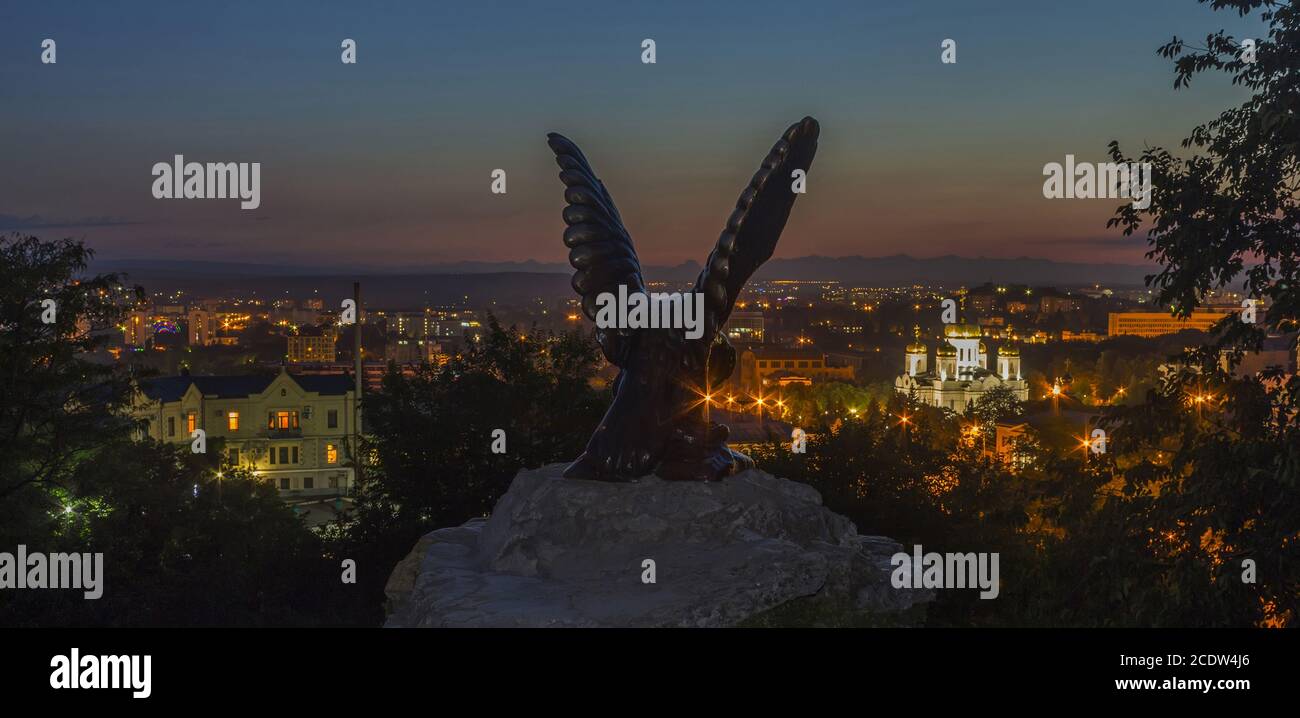 Silhouette de sculpture d'aigle dans la nuit de Pyatigorsk. Banque D'Images