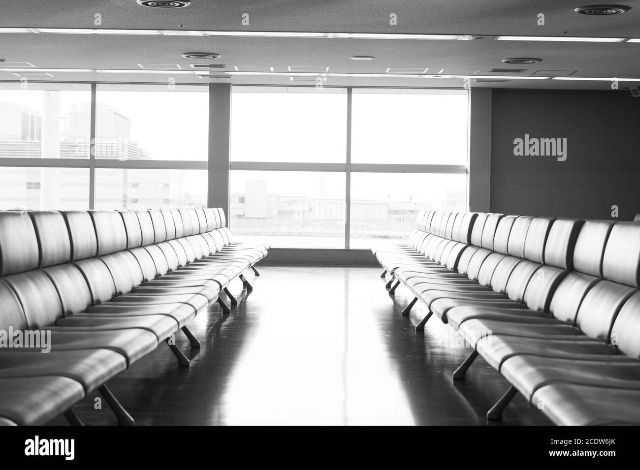 Banc dans le terminal de l'aéroport, salle d'attente avec chaises Banque D'Images
