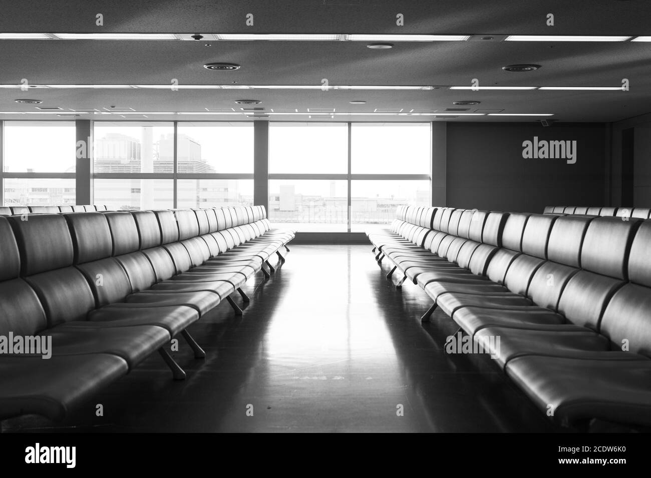 Banc dans le terminal de l'aéroport, salle d'attente avec chaises Banque D'Images
