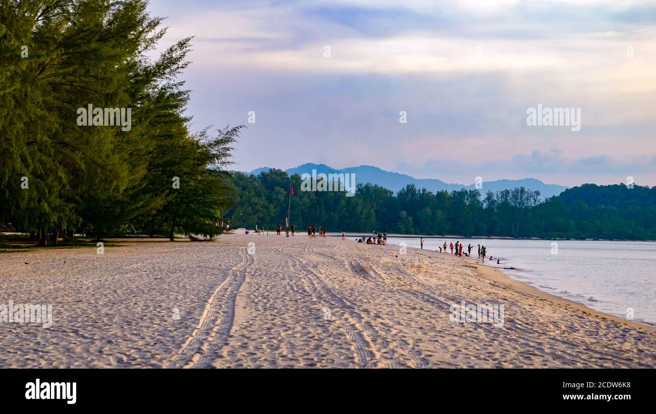 Une soirée à la plage de sable de Tanjung Rhu. Banque D'Images