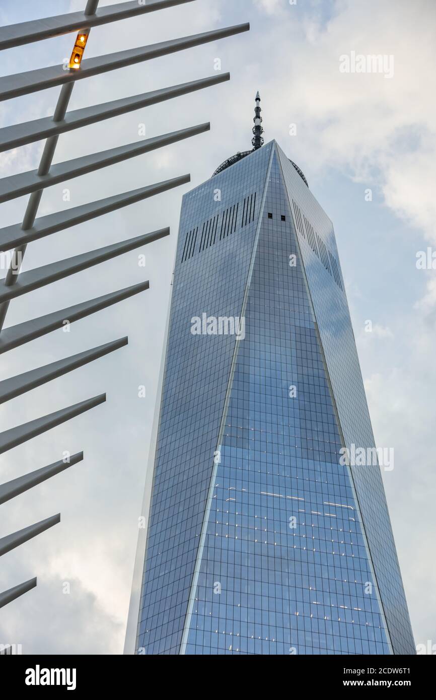 Vue sur la Tour de la liberté et le monument commémoratif du World Trade Center À New York Banque D'Images