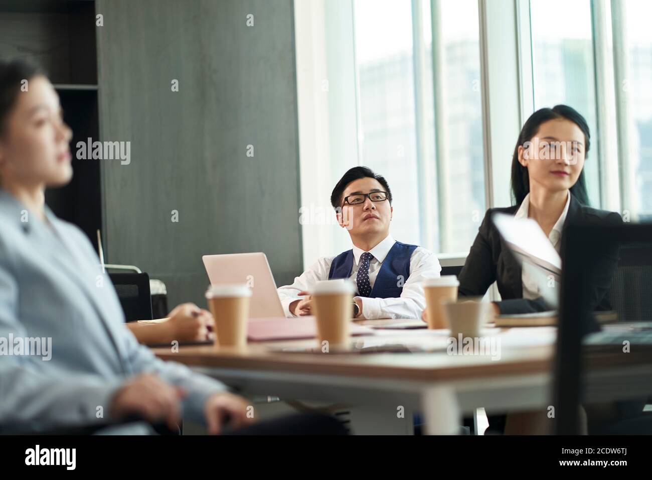 jeune homme d'affaires asiatique et femme se rencontrent au bureau Banque D'Images