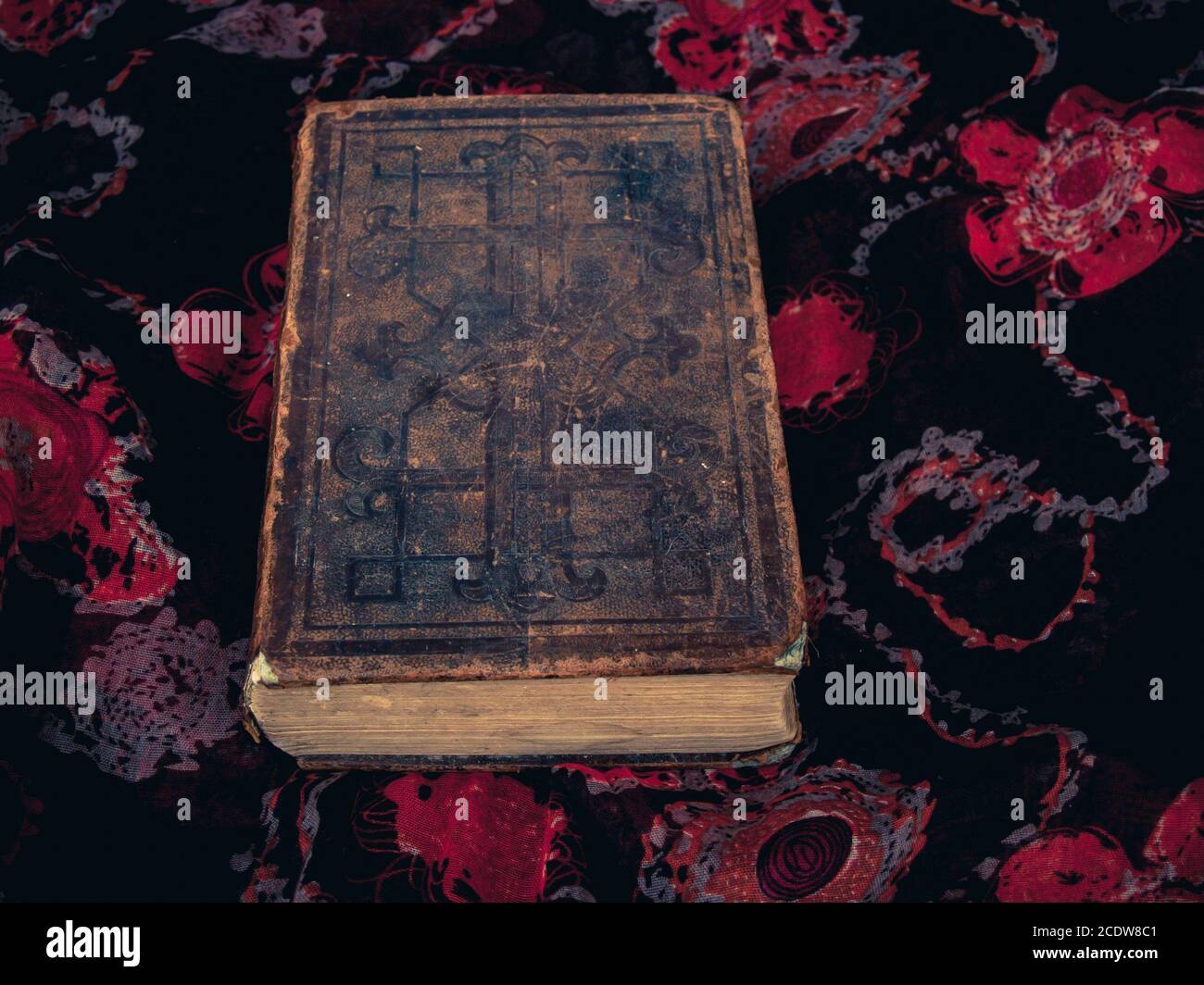 Style vintage. Livre antique fermé avec fond floral Banque D'Images