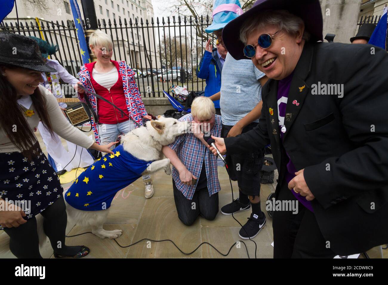 Les manifestants anti-Brexit ont un Tea Party Mad Hatters du livre Alice in Wonderland avec une apparence Boris Johnson, devant Downing Street, protestant aujourd'hui l'annonce de l'article 50 START, le début officiel du processus de 2 ans pour que la Grande-Bretagne quitte l'Union européenne. Downing Street, Whitehall, Londres, Royaume-Uni. 29 mars 2017 Banque D'Images