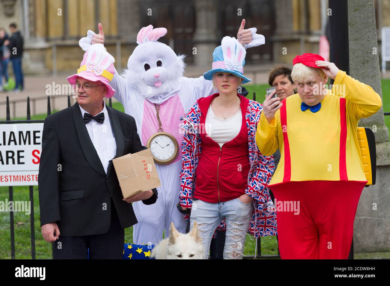 Les manifestants anti-Brexit s'habillent comme des personnages du livre Alice in Wonderland avec une robe Boris Johnson ressemblant à celle de Tweedledum, devant les chambres du Parlement, pour protester contre l'annonce d'aujourd'hui de l'article 50 START, le début officiel du processus de 2 ans pour que la Grande-Bretagne quitte l'Union européenne. Chambres du Parlement, Londres, Royaume-Uni. 29 mars 2017 Banque D'Images