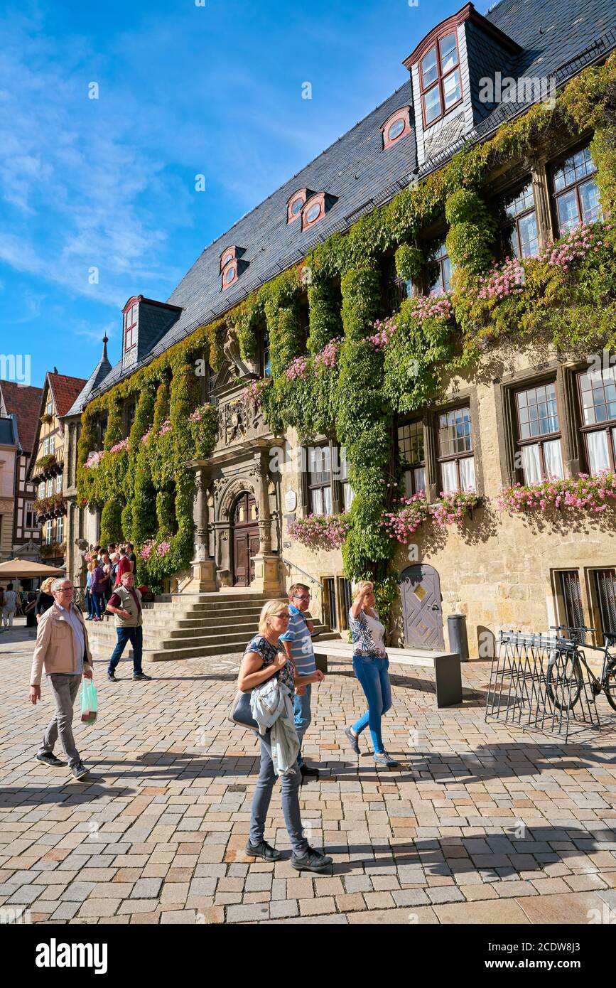 Touristes en face de l'hôtel de ville historique de la Vieille ville médiévale de Quedlinburg Banque D'Images