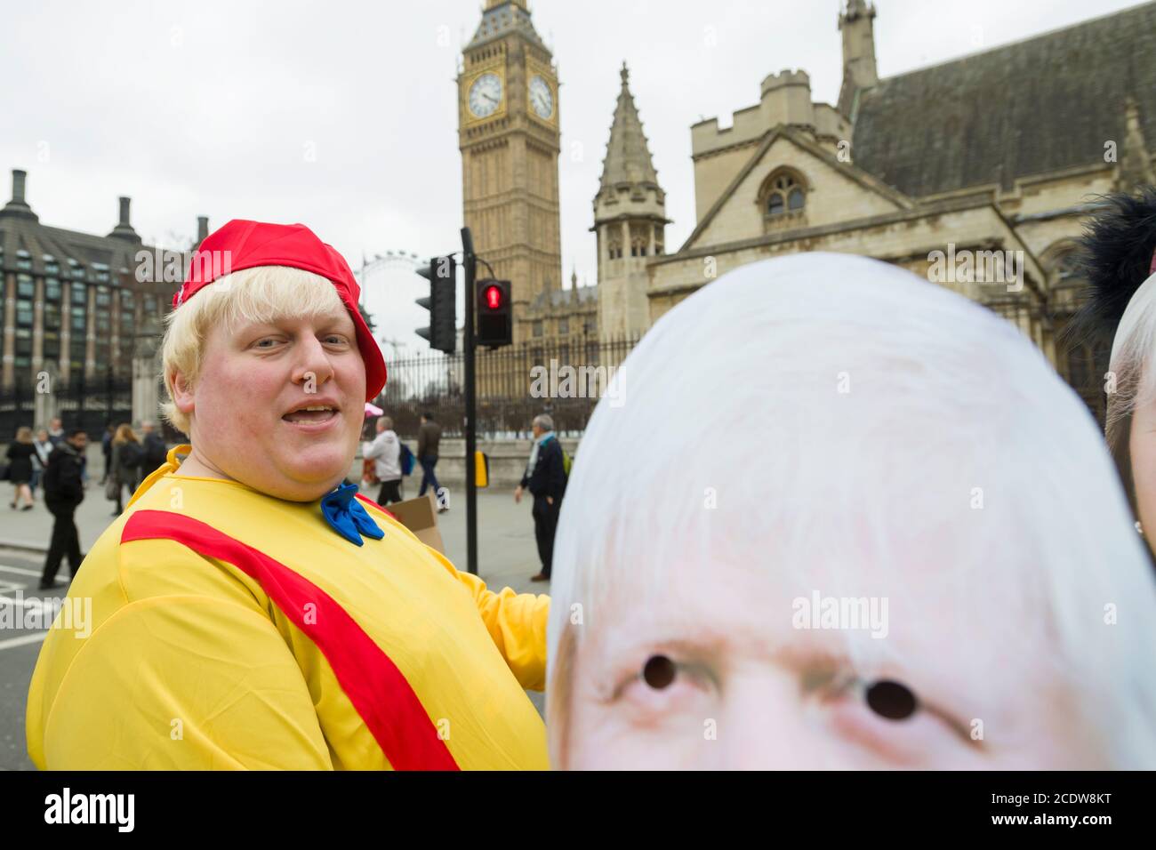 Les manifestants anti-Brexit s'habillent comme des personnages du livre Alice in Wonderland avec une robe Boris Johnson ressemblant à celle de Tweedledum, devant les chambres du Parlement, pour protester contre l'annonce d'aujourd'hui de l'article 50 START, le début officiel du processus de 2 ans pour que la Grande-Bretagne quitte l'Union européenne. Chambres du Parlement, Londres, Royaume-Uni. 29 mars 2017 Banque D'Images