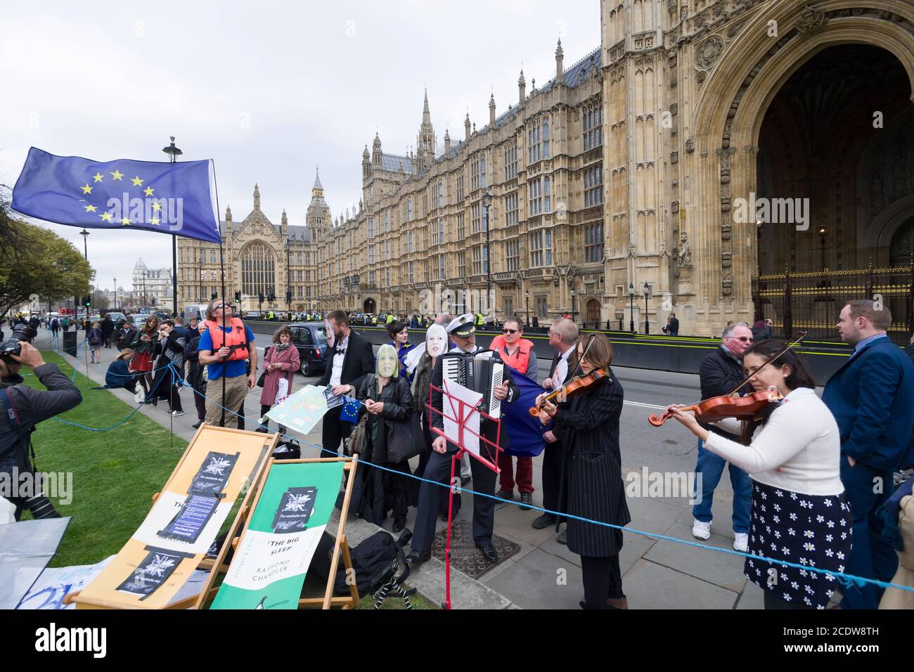 Les manifestants anti-Brexit, en dehors des chambres du Parlement, protestent contre l'annonce d'aujourd'hui de l'Article 50, le début officiel du processus de 2 ans pour que la Grande-Bretagne quitte l'Union européenne. Chambres du Parlement, Londres, Royaume-Uni. 29 mars 2017 Banque D'Images