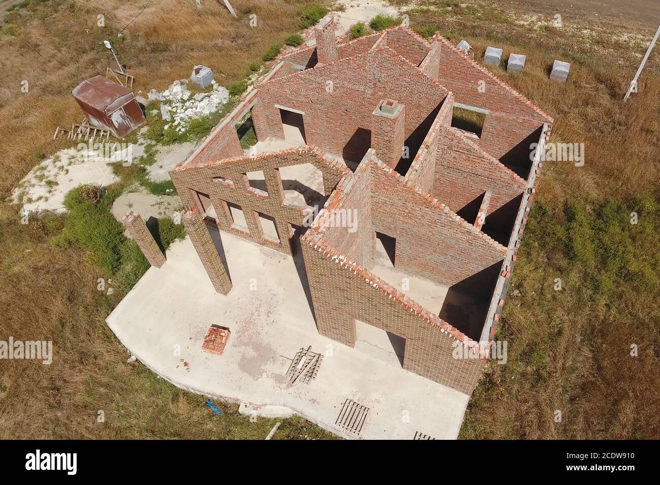 La maison est construite en briques rouges. Les murs de la maison sont une vue de dessus Banque D'Images