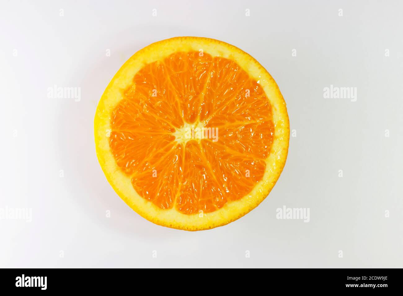 une fraise avec tige verte sur fond blanc et négatif espace Banque D'Images