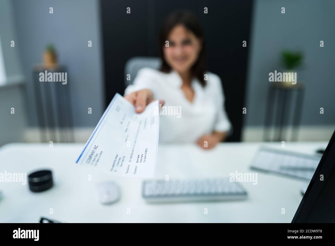 Chèque de paie de l'employé. Remise ou remise d'un chèque de salaire Banque D'Images