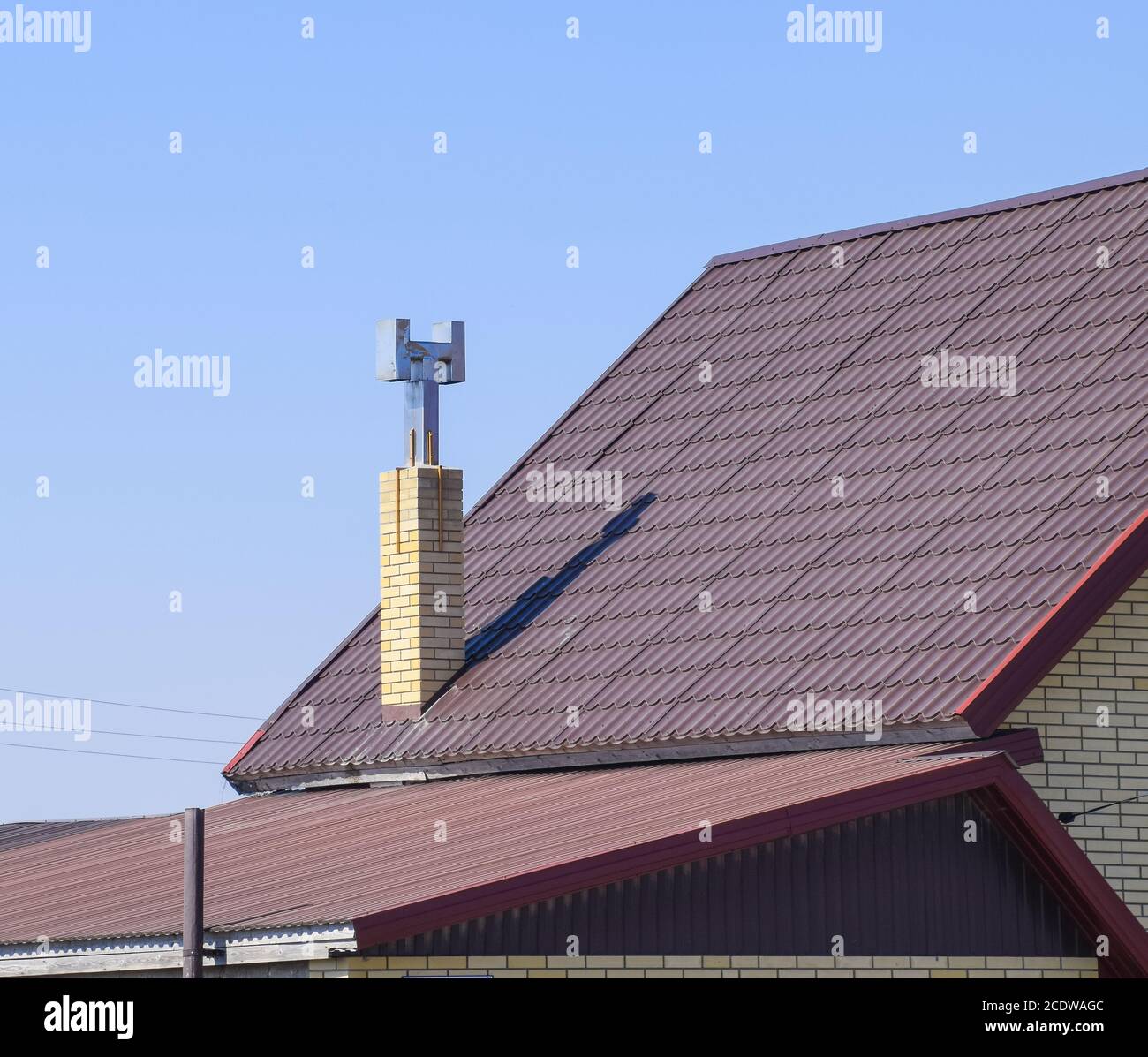 Le toit de tôle ondulée. Profil de métal ondulé brun toit. Banque D'Images