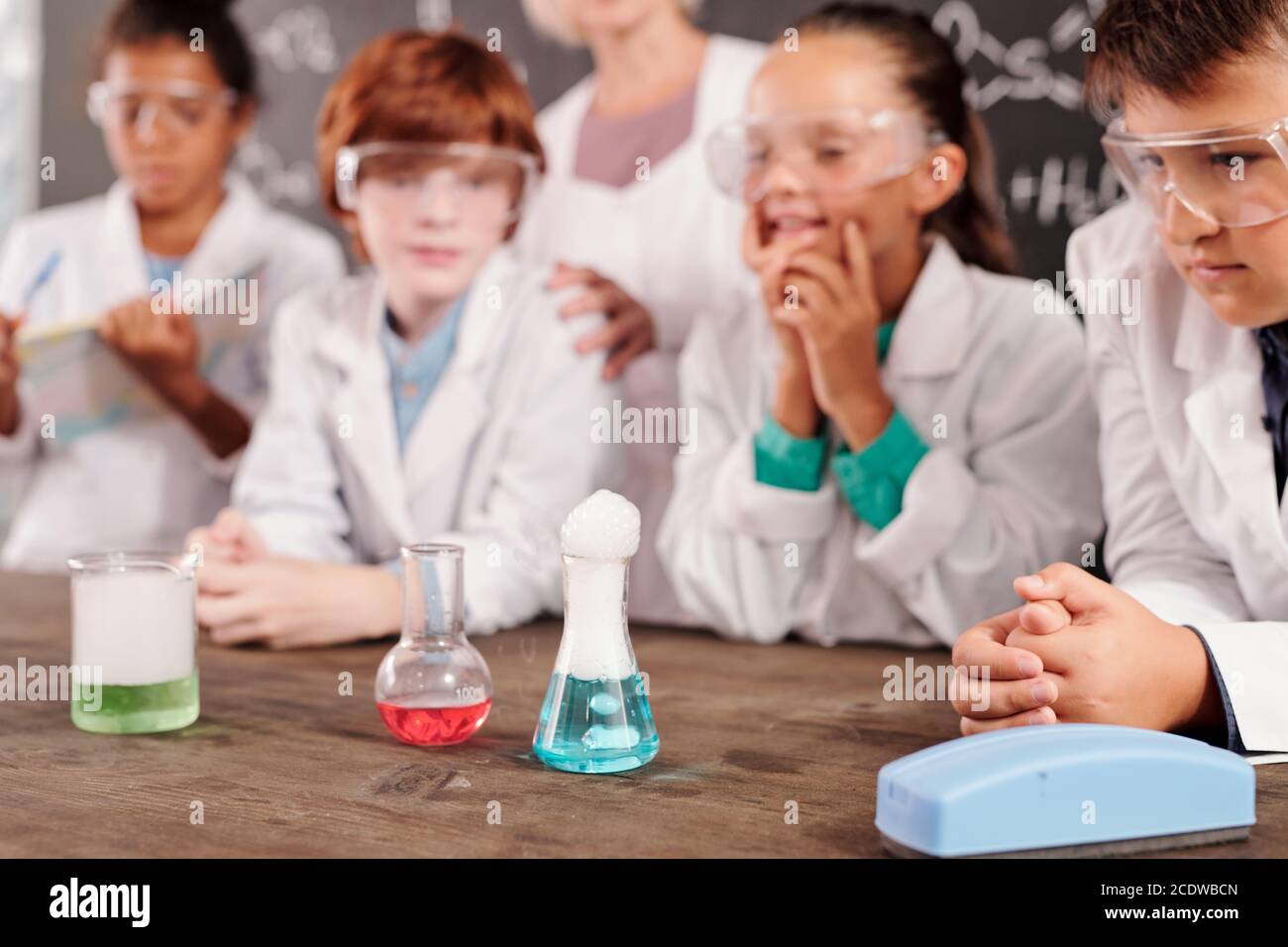 Trois tubes en verre avec composés chimiques sur le bureau de l'enseignant en laboratoire Banque D'Images