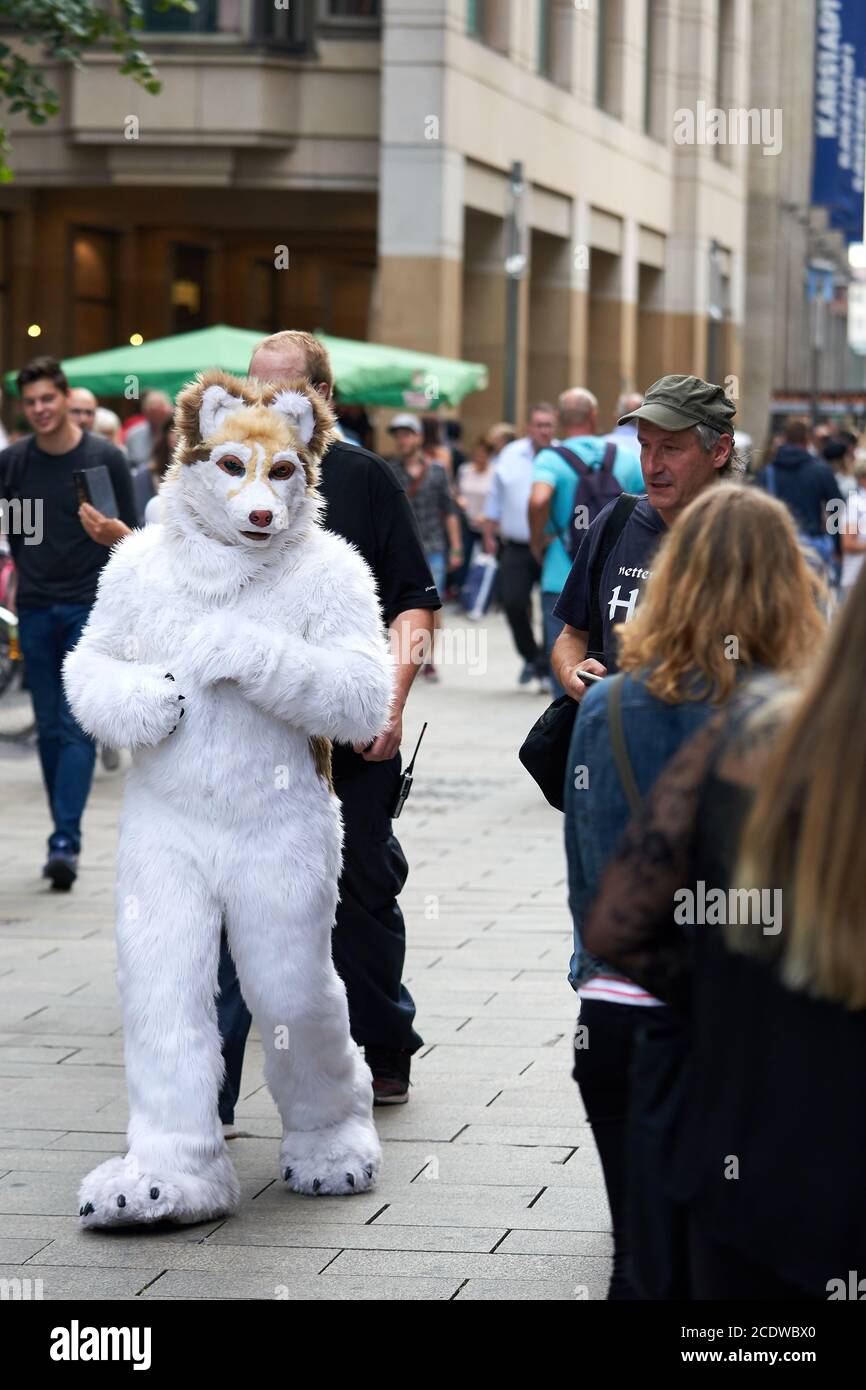 Les cojoueurs déguisés en animaux traversent le centre-ville de Leipzig Banque D'Images