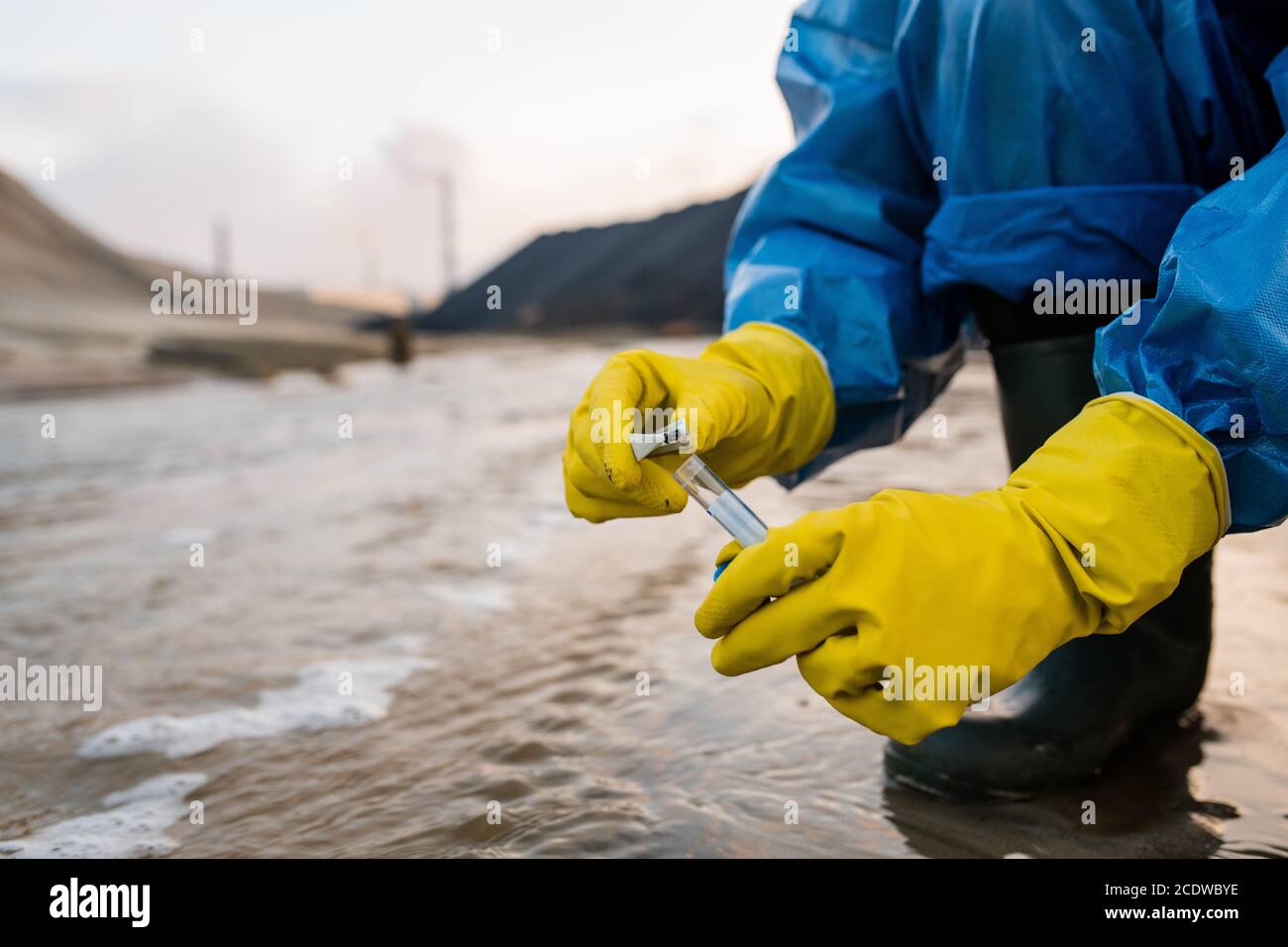 Écologiste contemporain avec gants et bottes en caoutchouc et protection bleue combinaisons Banque D'Images