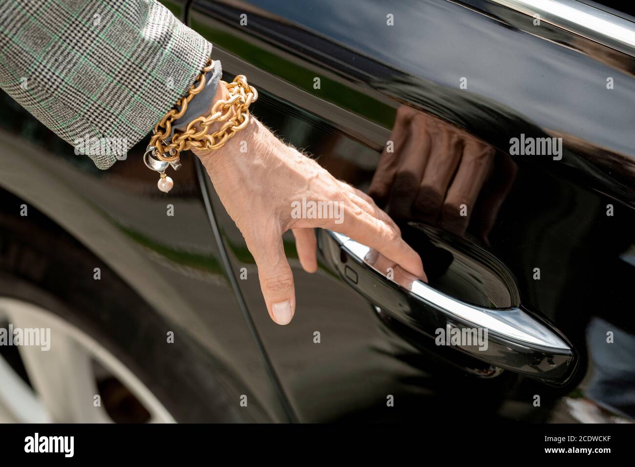 Main d'une femme d'affaires moderne et élégante ou d'un agent avec des bracelets Banque D'Images