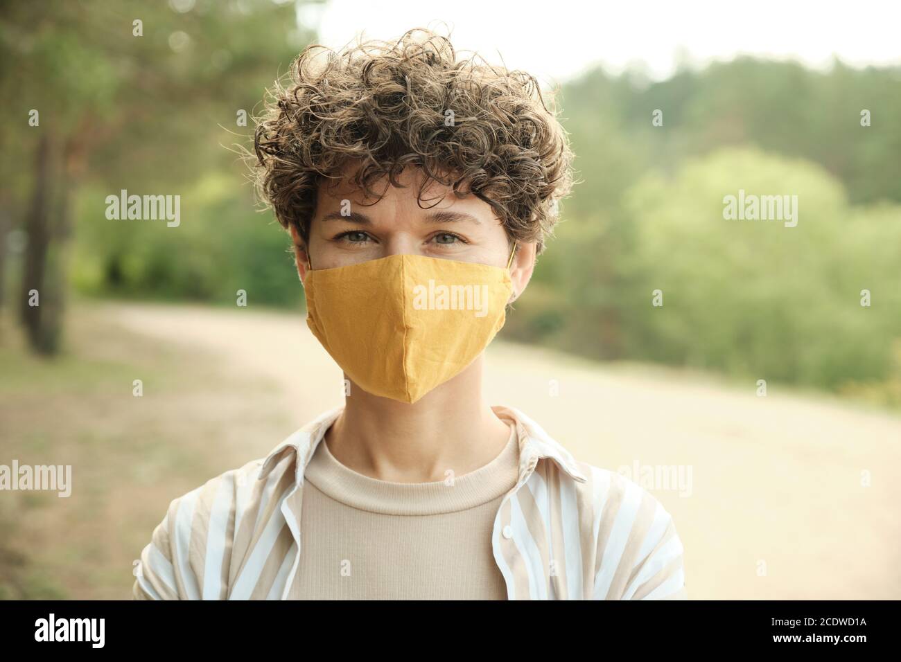Jeune femme brune contemporaine dans un masque de protection fait à la main Banque D'Images