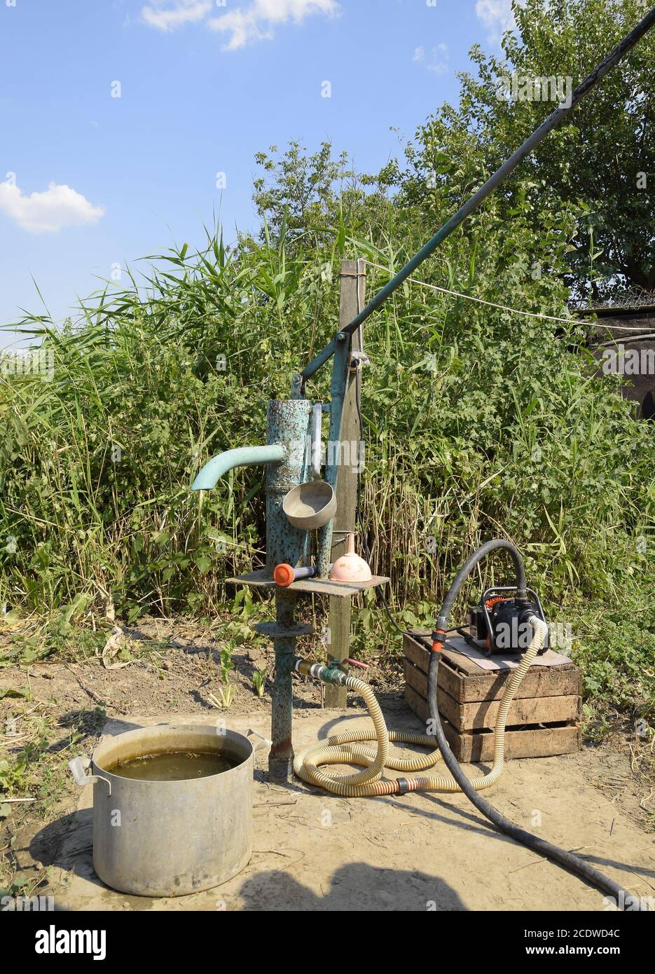 Système d'irrigation dans le jardin. Bien avec la pompe manuelle et automatique. Banque D'Images