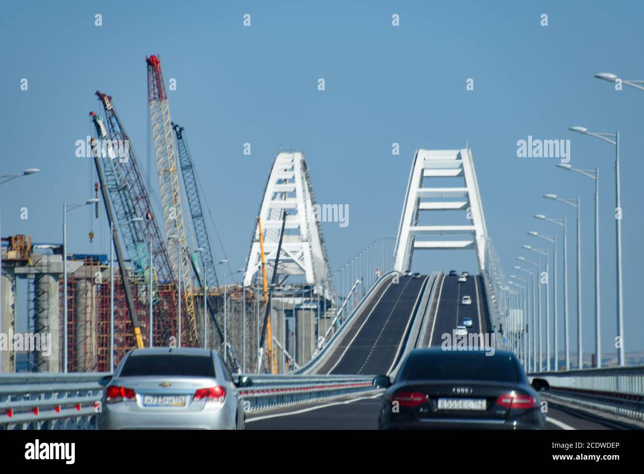 Conduite le long du pont de Crimée. Un bâtiment grandiose du 21ème siècle. Le nouveau pont. Banque D'Images