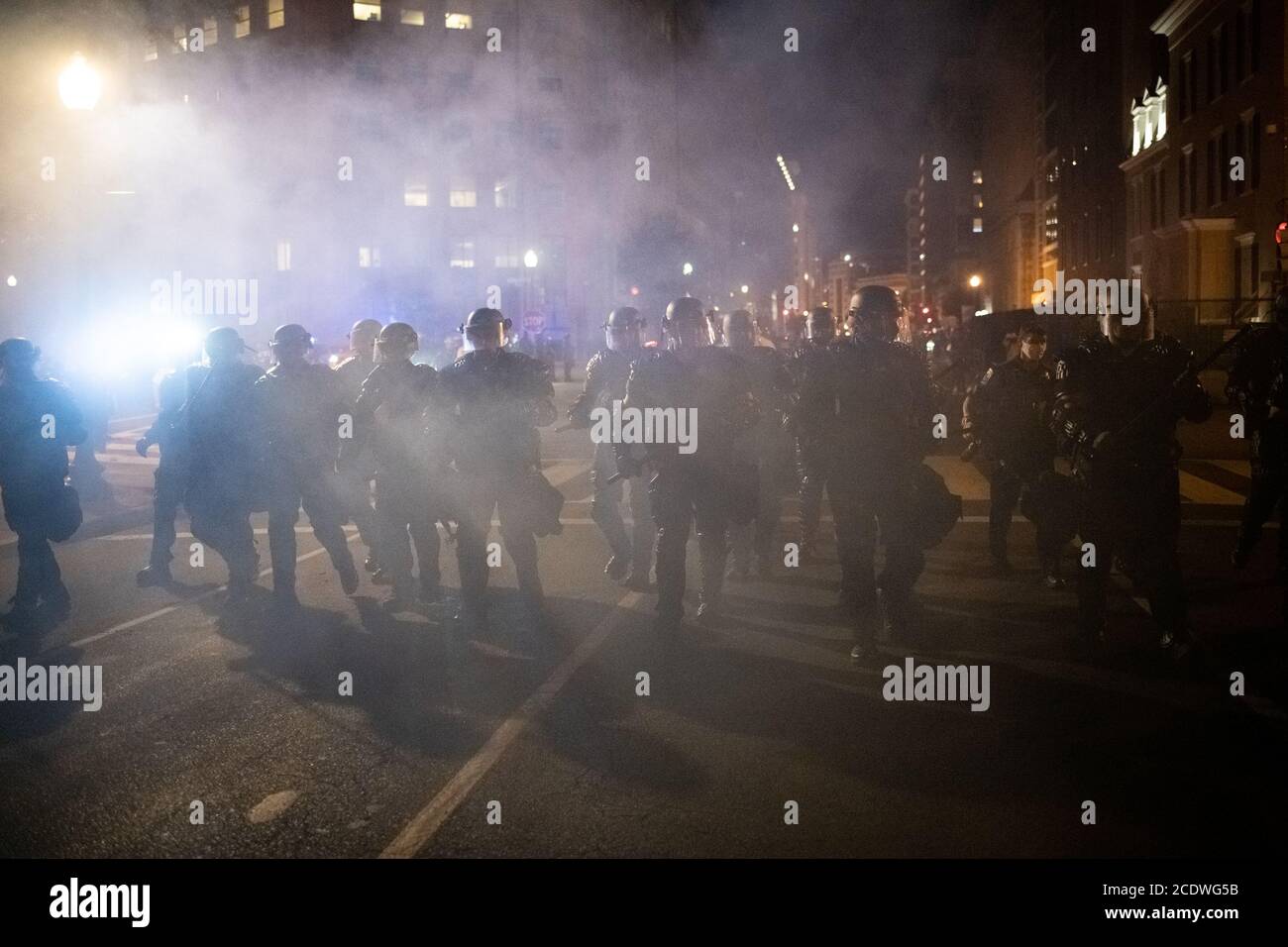 Les policiers passent par la fumée chimique en portant une armure complète sur le Black Lives Matter Plaza à Washington, DC, le 29 août 2020, dans le contexte de la pandémie du coronavirus. À la fin d'une semaine de manifestations qui ont débuté après la fusillade de de Jacob Blake dans le Wisconsin, puis qui ont continué par la Convention nationale républicaine, et ont abouti à l'engagement Mars: Le vendredi, samedi, nous avons fait des marches de protestation émotionnelles qui se sont terminées par une violente répression policière sur Black Lives Matter Plaza tard dans la nuit. (Graeme Sloan/Sipa USA) Banque D'Images