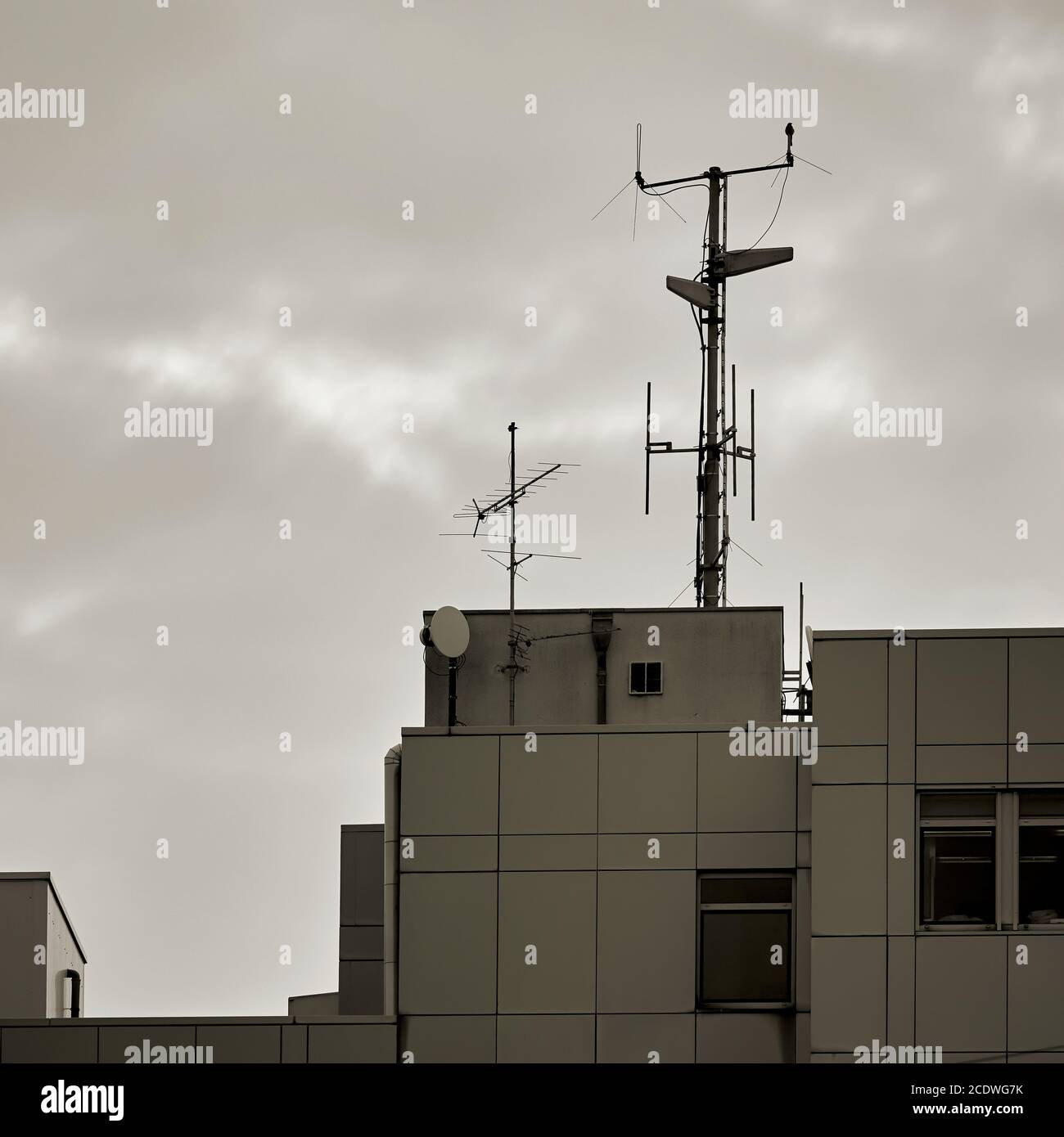 Des antennes sur le toit d'un immeuble de bureaux Banque D'Images