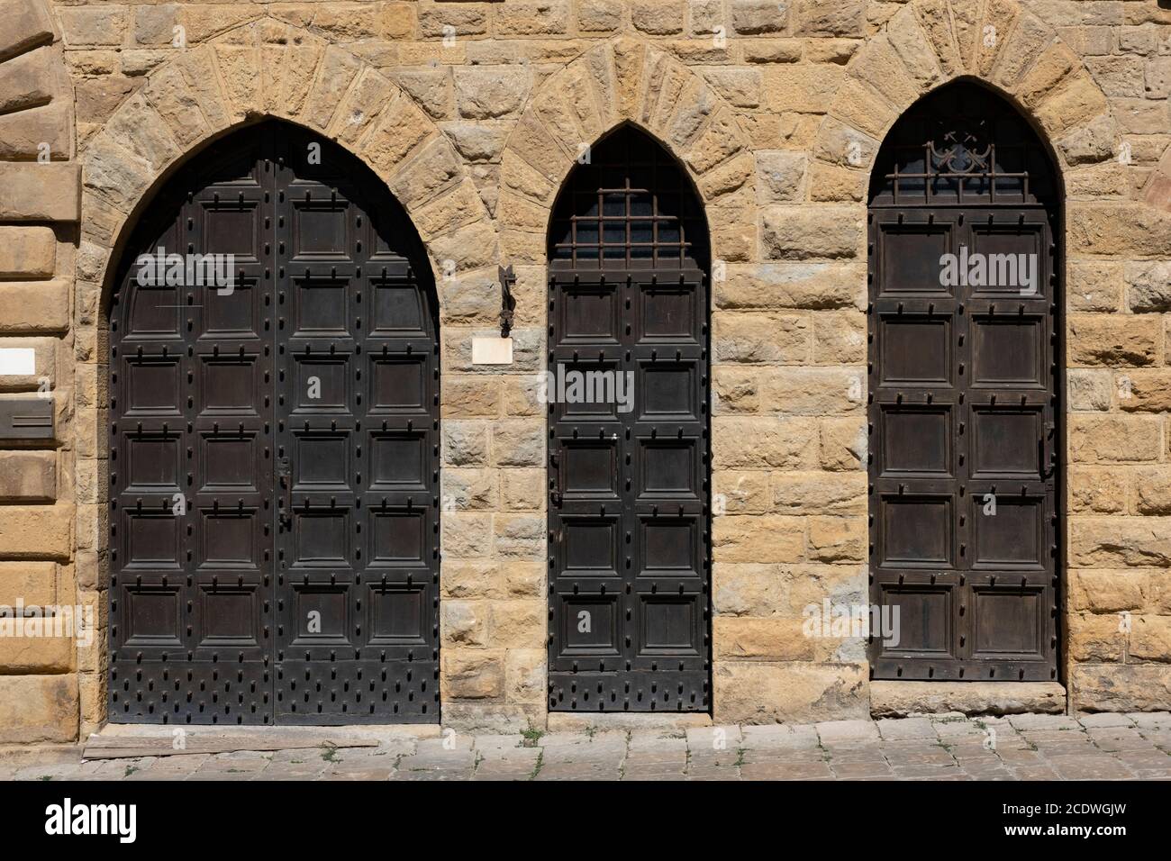 Ancienne porte en bois avec ornements Banque D'Images