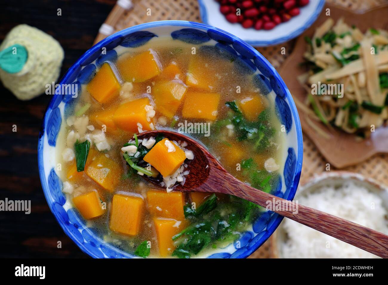 Vue de dessus citrouille rouge avec bol à soupe aux arachides pour repas végétalien, plat végétarien vietnamien bon pour la santé, la nutrition et délicieux Banque D'Images
