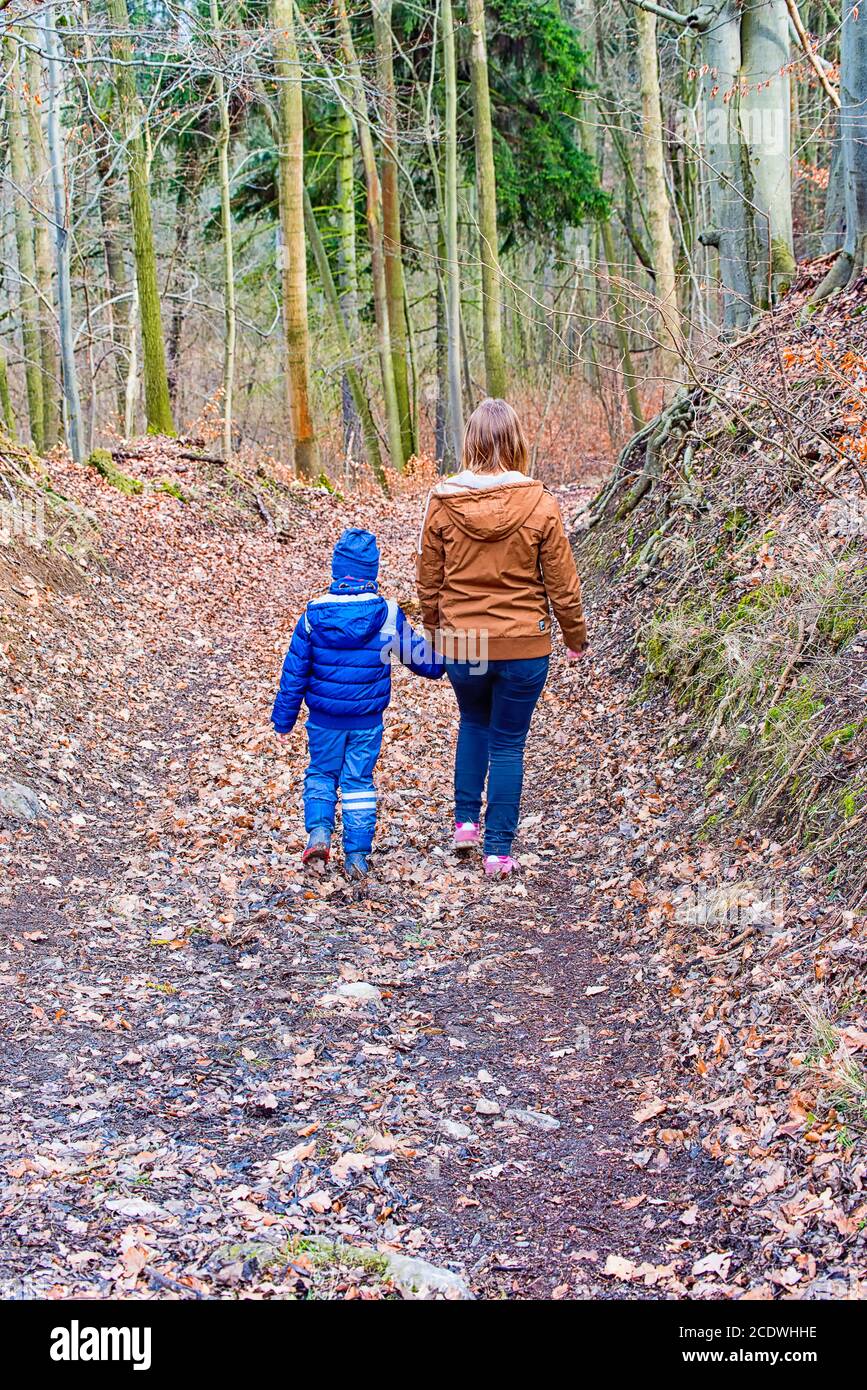 Mère avec enfant marchant dans la forêt Banque D'Images