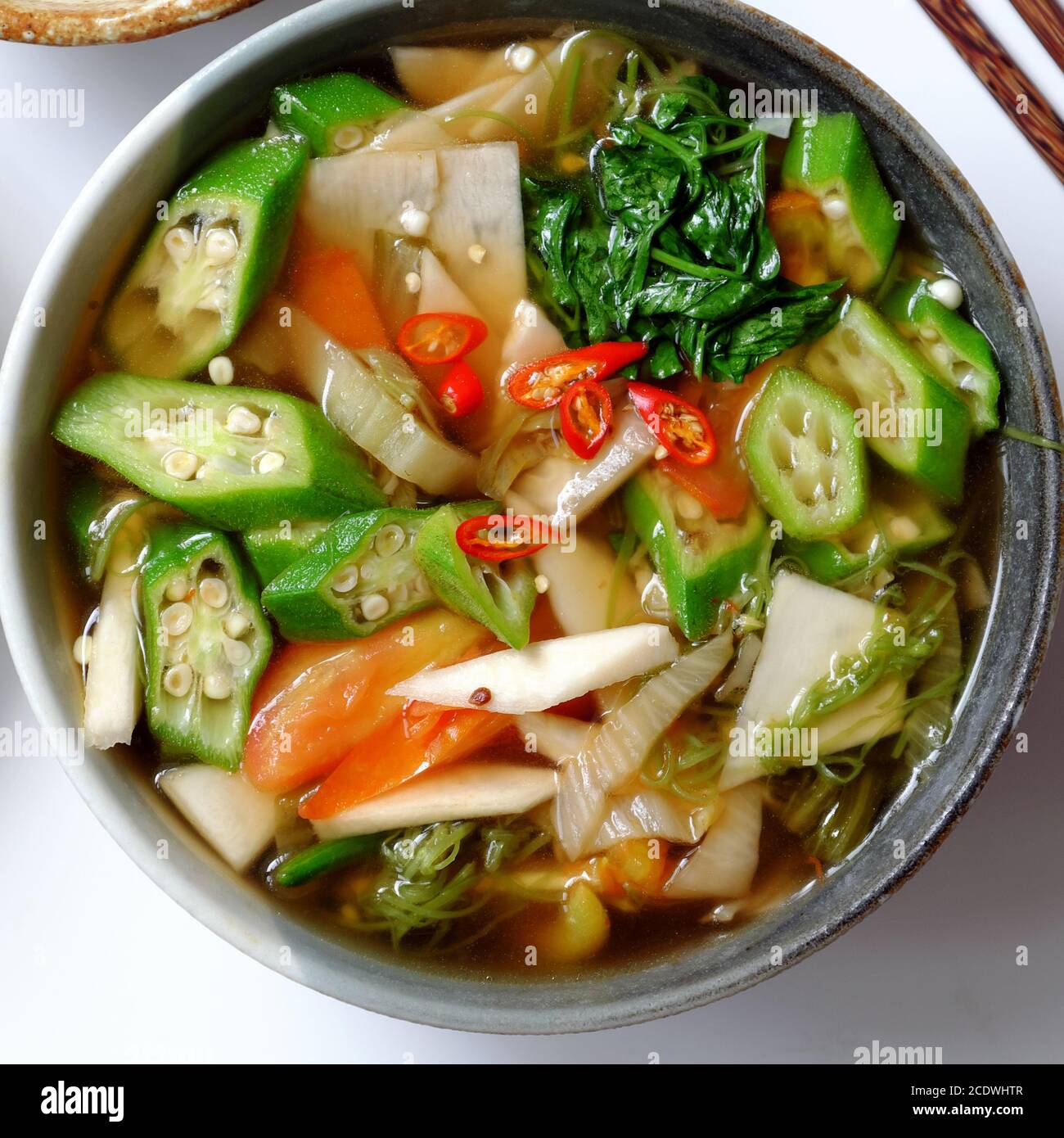 Vue de dessus bol à soupe de légumes aigre pour repas végétalien avec la nourriture simple comme la tomate, le bambou, l'okra, l'eau épinards, végétarien manger bon pour la santé Banque D'Images