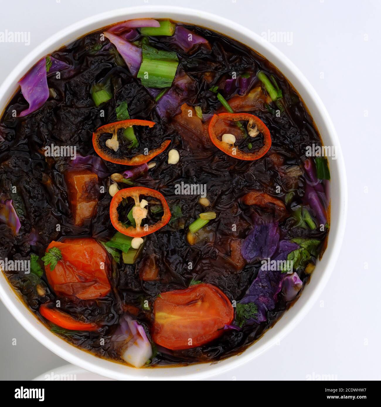 Vue de dessus soupe d'algues avec légumes pour repas végétarien vietnamien, plat végétarien bon pour la santé, la nutrition et délicieux Banque D'Images