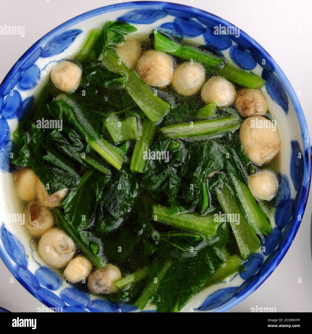 Vue de dessus bol à soupe aux épinards et aux champignons de paille pour repas végétalien, plat végétarien vietnamien bon pour la santé, la nutrition et délicieux Banque D'Images