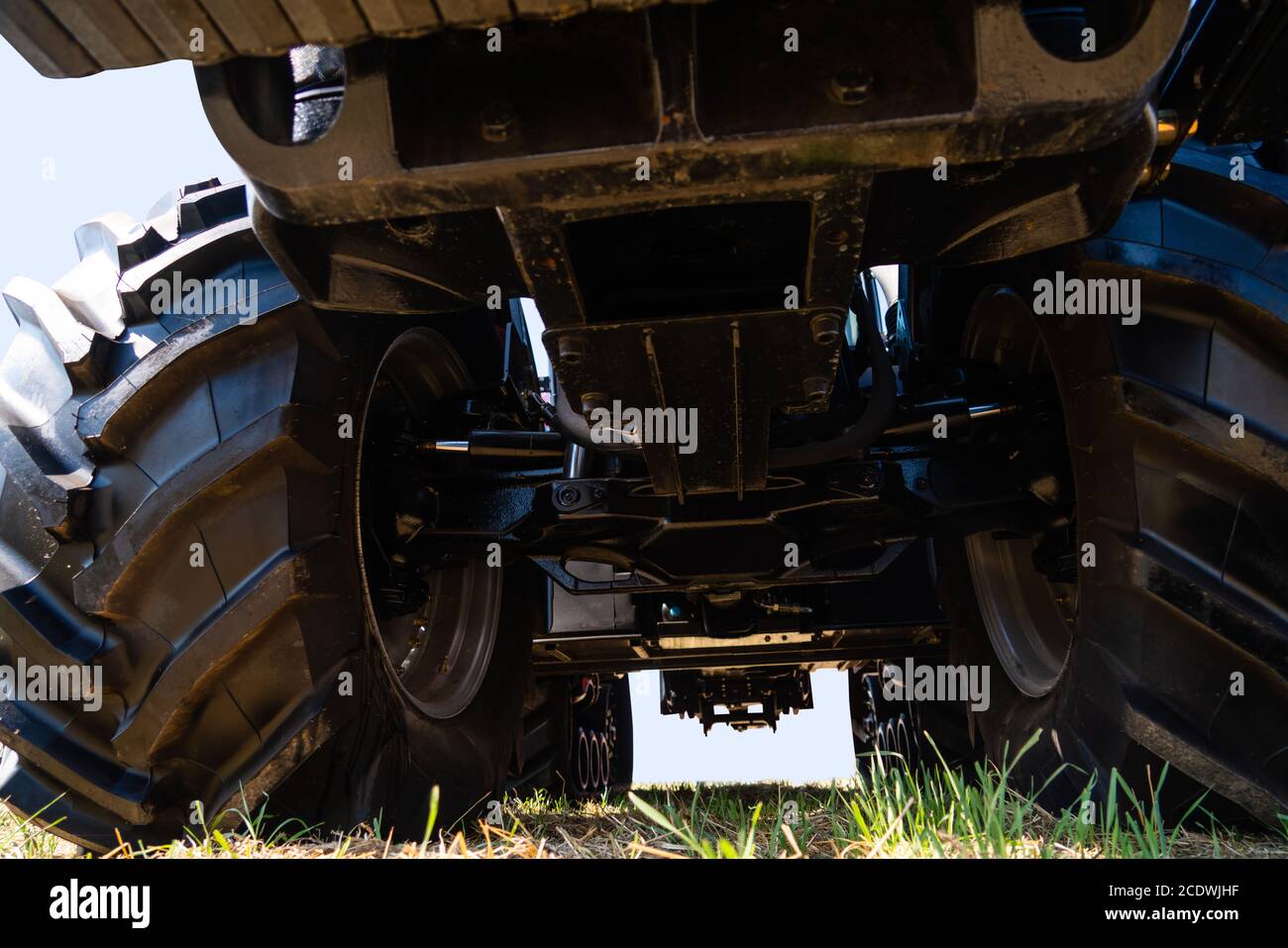 Vue de dessous du tracteur. Gros plan sur les roues Banque D'Images