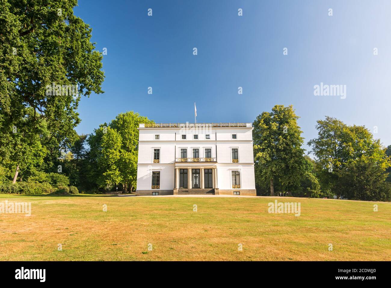 Belle demeure blanche historique (Jenischhaus) dans un parc paysagé (Jenischpark) à Hambourg, en Allemagne Banque D'Images