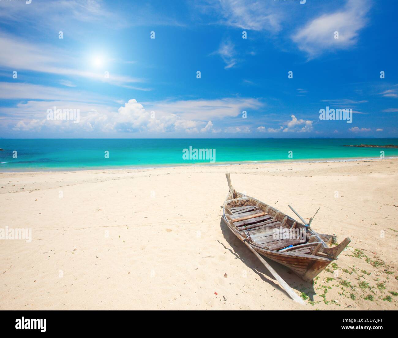 Plage et bateau de pêche, Koh Lanta, Thaïlande Banque D'Images