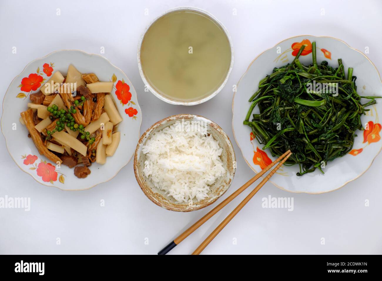 Vue de dessus repas vegan tous les jours pour le déjeuner, eau bouillie épinards, peau de tofu et coprah cuire avec la sauce, simple végétarien cuisine vietnamienne que la nutrition Banque D'Images