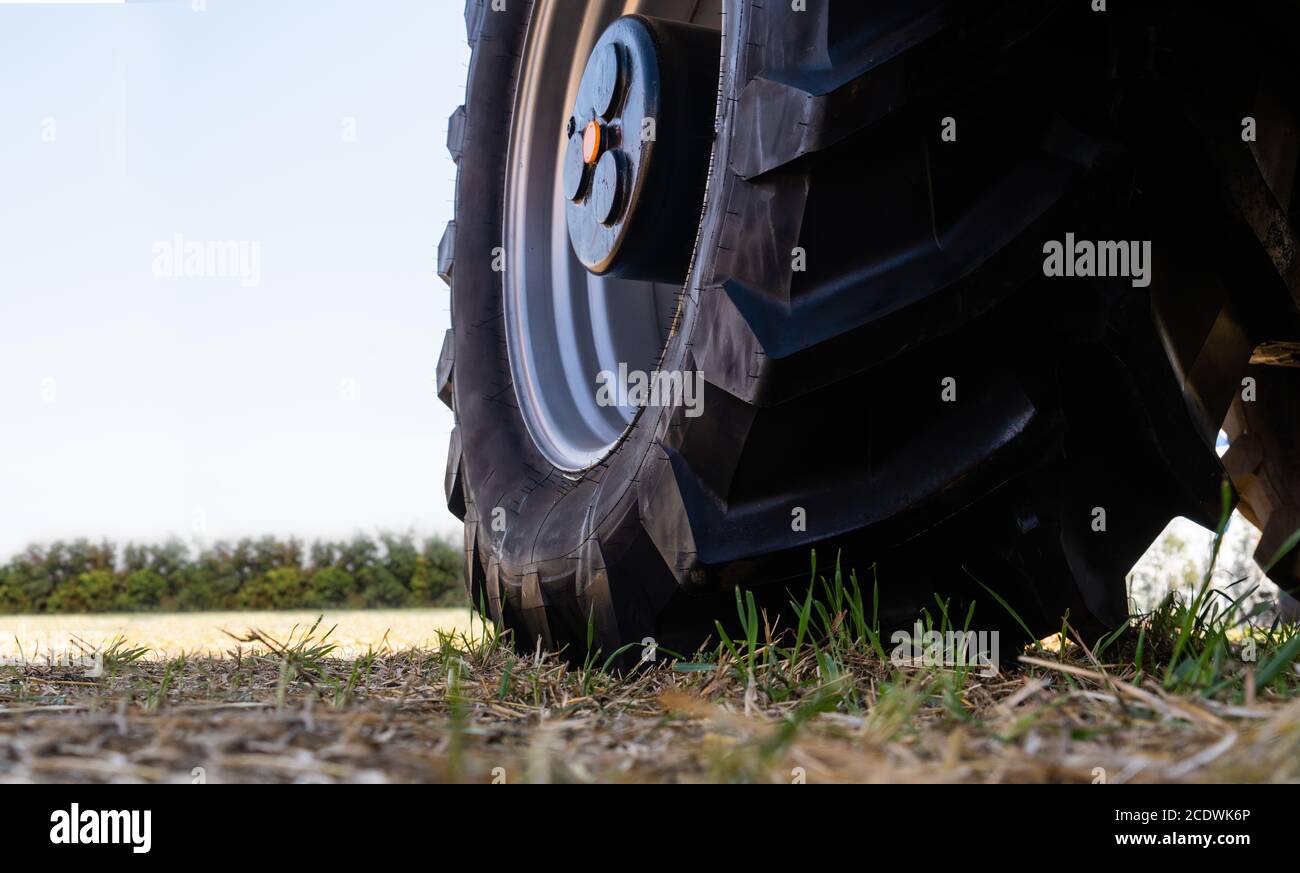 Vue de dessous du tracteur. Gros plan sur les roues Banque D'Images