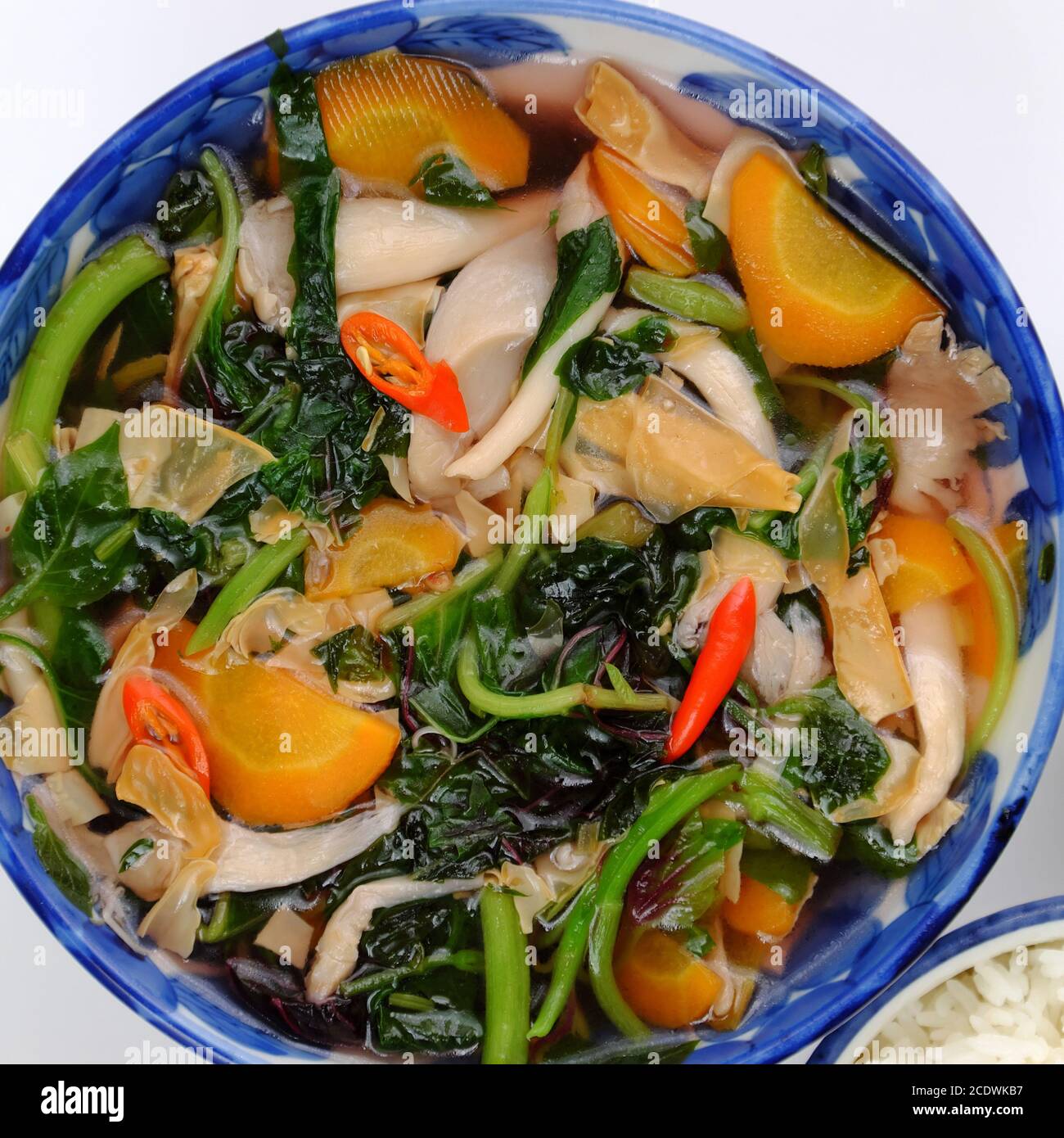 Vue de dessus bol à soupe de légumes pour repas vegan avec des ingrédients simples comme la carotte, les champignons, les épinards, végétarien manger bon pour la santé, faire l'alimentation Banque D'Images