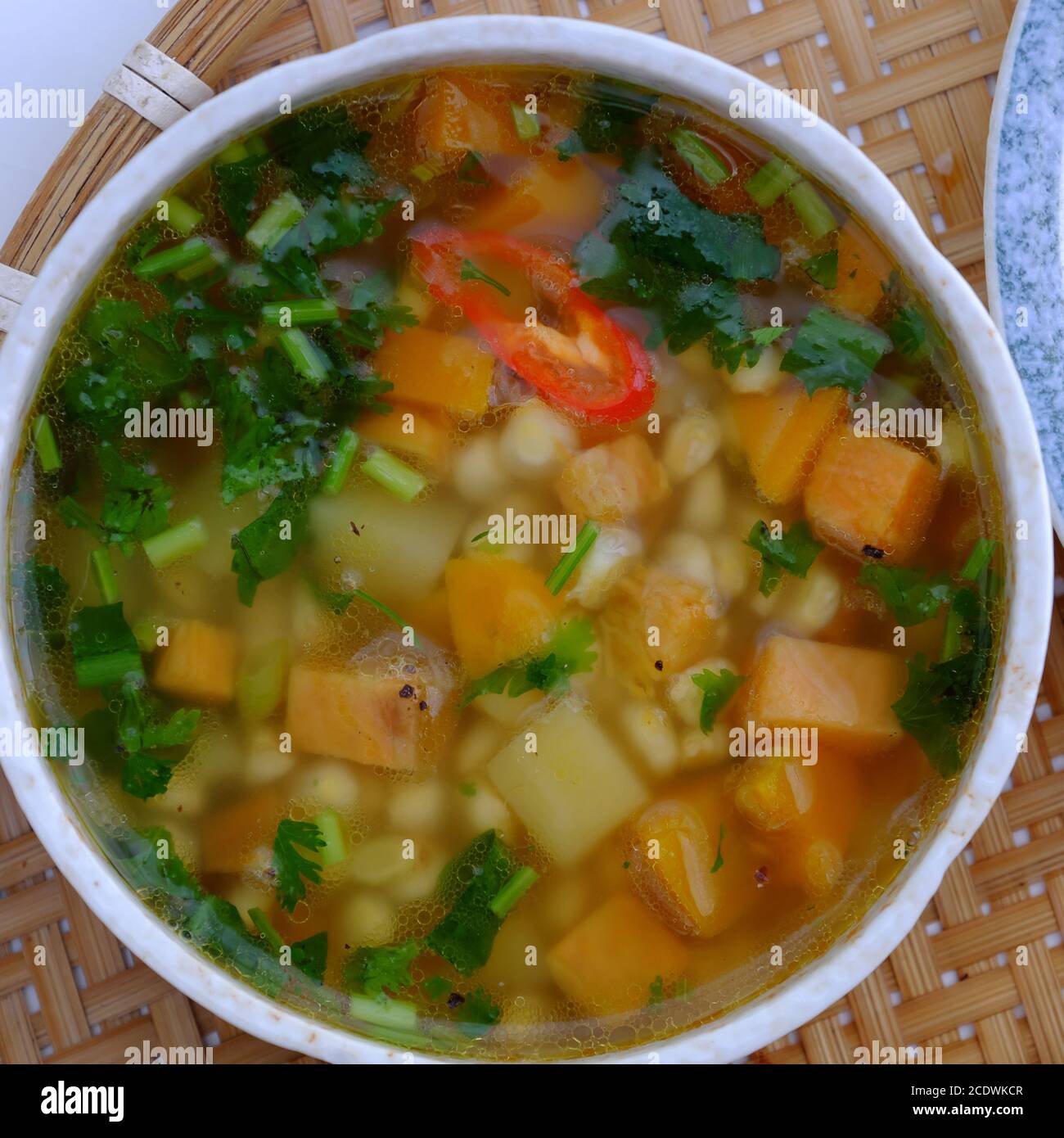Vue de dessus bol à soupe de légumes pour repas végétalien avec des ingrédients simples comme la carotte, la pomme de terre, le maïs. Végétarien vietnamien manger que bon pour la santé Banque D'Images