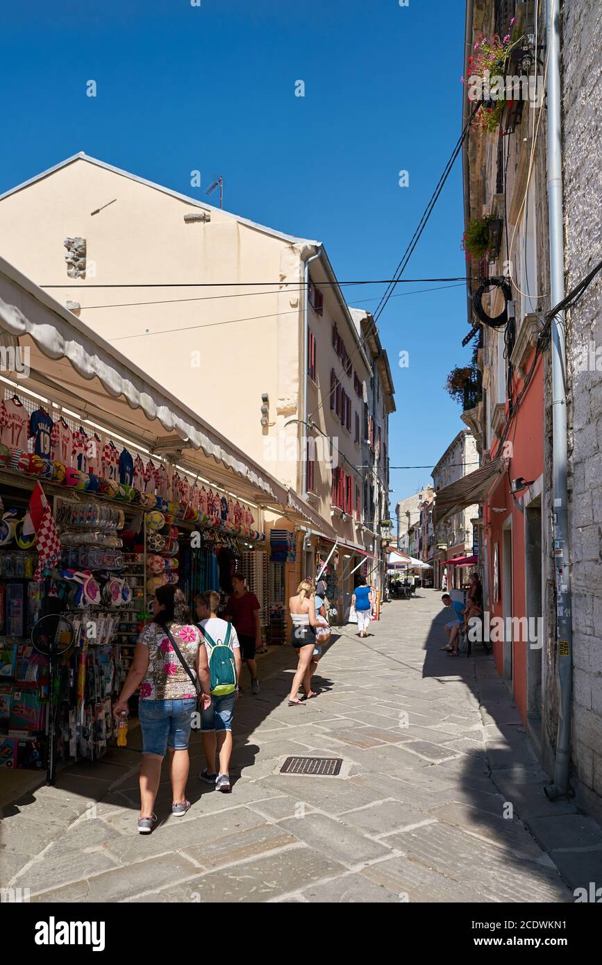Les touristes à un magasin de souvenirs dans la vieille ville de Pula en Croatie Banque D'Images
