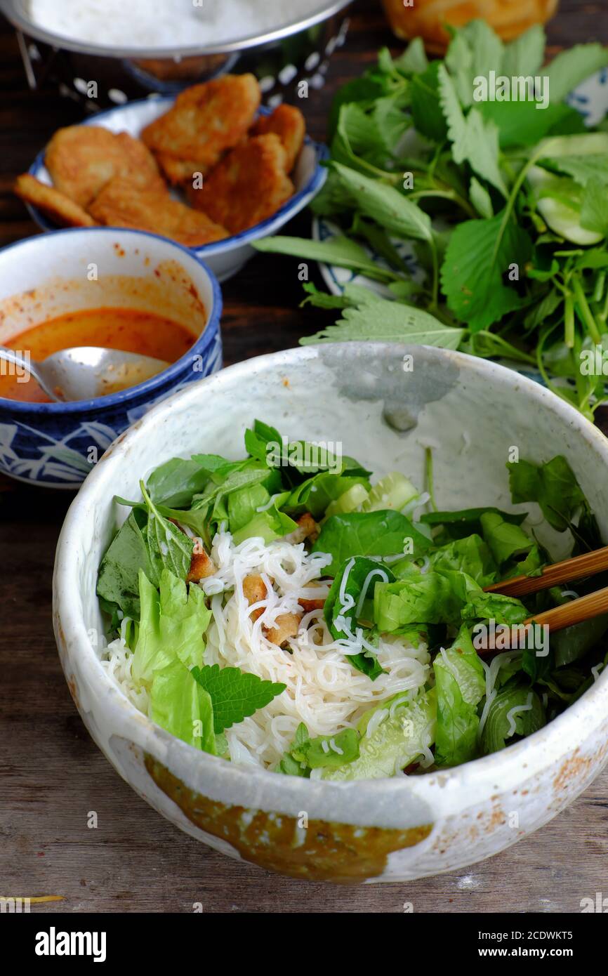 Repas végétalien vietnamien avec vue panoramique pour le petit déjeuner avec menu de régime, bol de nouilles avec tartes aux champignons frites, salade, simple nourriture végétarienne bon pour la santé Banque D'Images