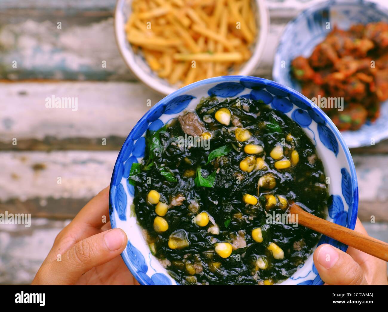 Une femme tient l'algue avec un bol à soupe de maïs pour un repas végétalien sur le fond de la nourriture, plat végétarien simple vietnamien bon pour la santé, la nutrition, délicieux Banque D'Images