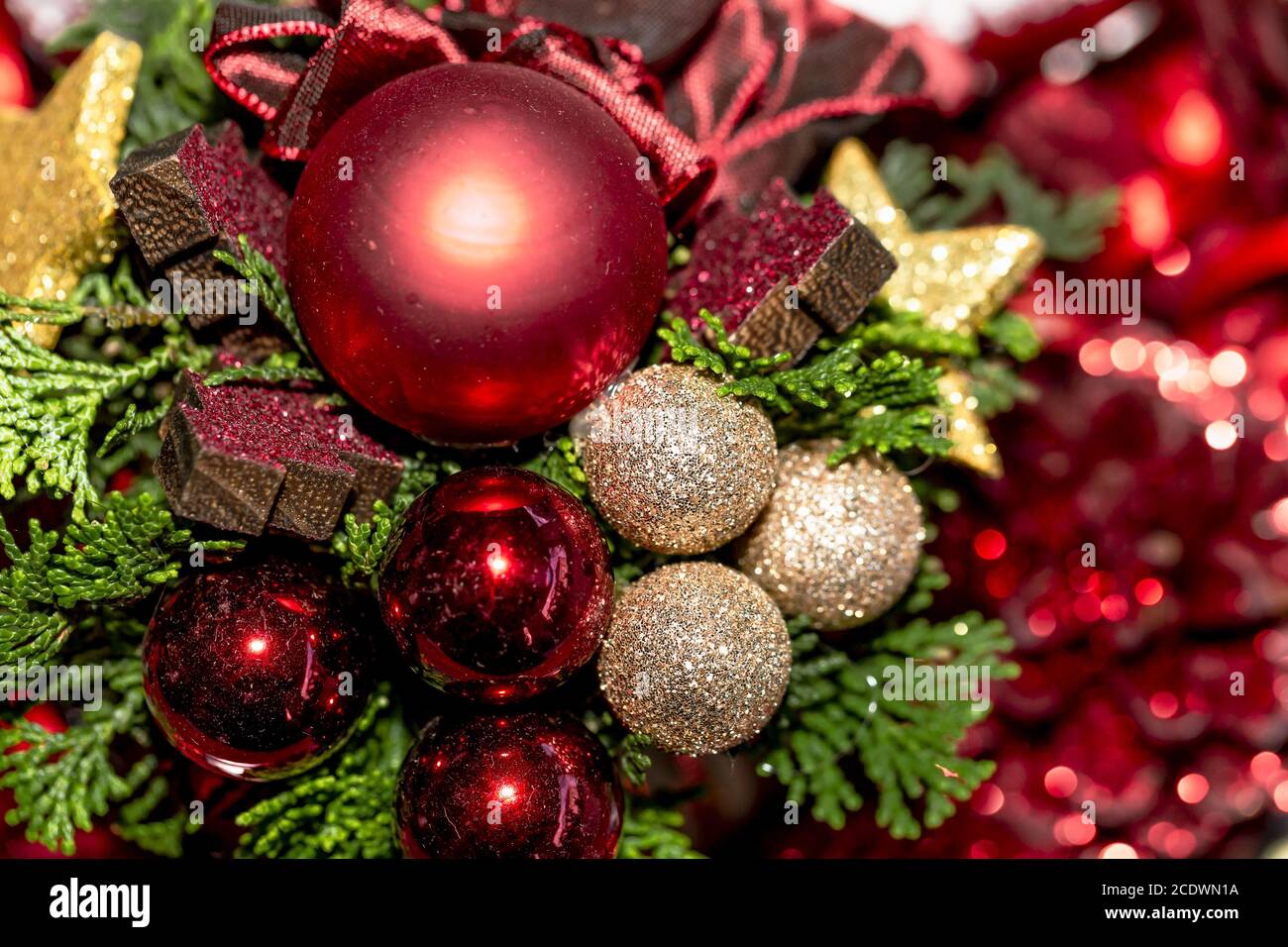 Décoration de Noël avec boules de Noël rouges et dorées et vertes sapin avec bokeh rougeâtre Banque D'Images