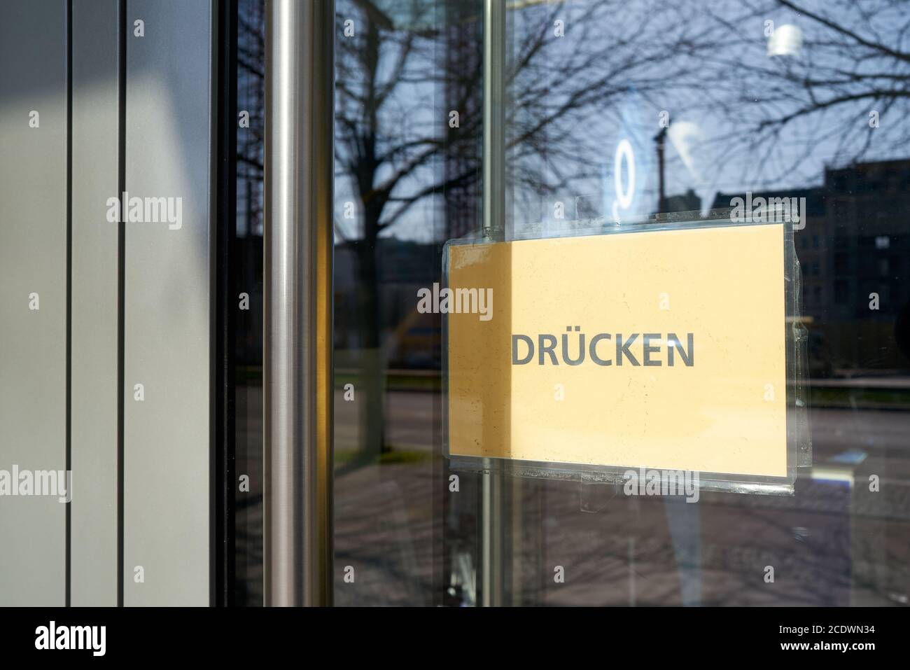 Sur la porte d'entrée, signez un magasin étiqueté PRESS Banque D'Images